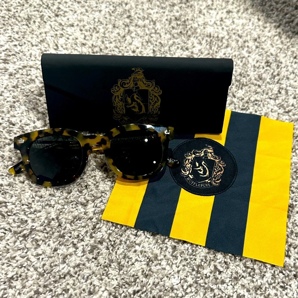Harry Potter DIFF Charitable Collaboration - Hufflepuff Sunglasses - Picture 1 of 7